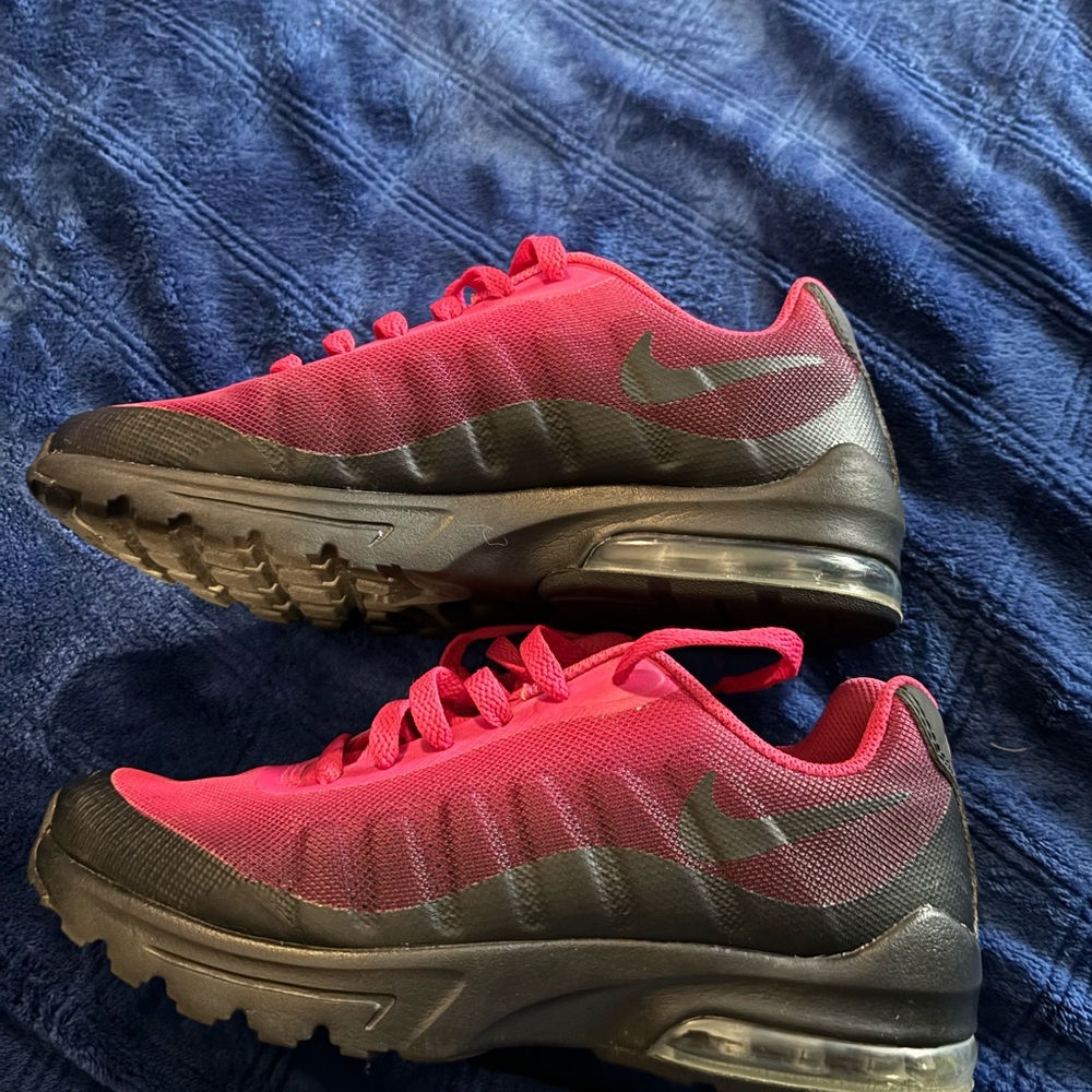 Size 5 Nike Air Max Invigor GS pink and black sneaker shoes